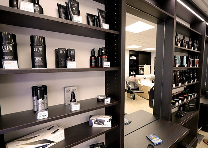 Intérieur boutique de laRT Coiffure à Cavalaire-sur-mer dans le var. Le prestations de qualité et des produits de marques dans notre salon