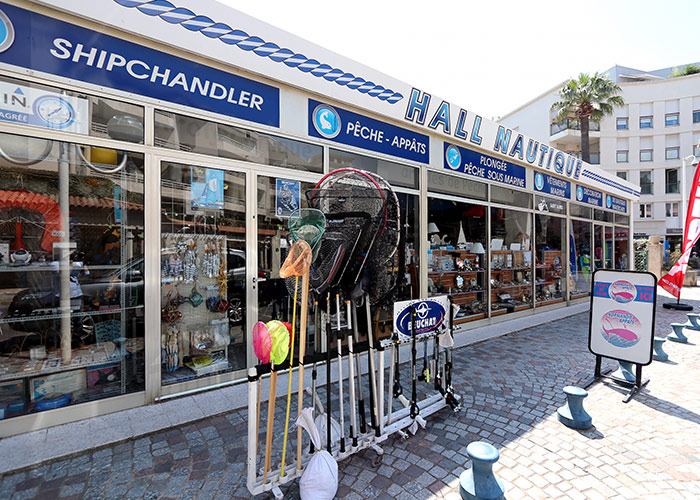 Hall Nautique à Cavalaire - Vous avez une entrée parking privé sur votre droite aussi