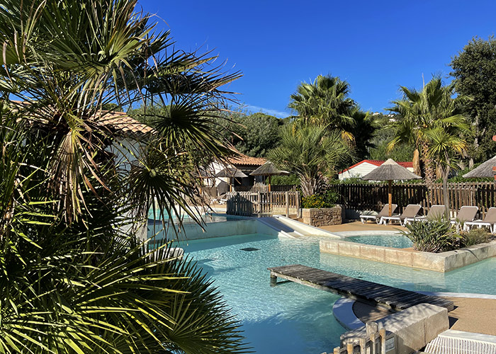 Piscine chauffée avec pataugeoire, toboggan, espace balnéo, jacuzzi...  Terrain de pétanque - Aire de jeux  - Ping-pong