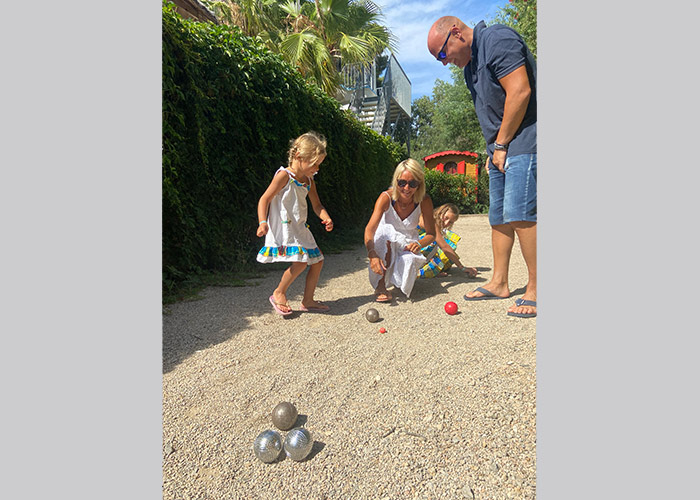 Piscine chauffée avec pataugeoire, toboggan, espace balnéo, jacuzzi...  Terrain de pétanque - Aire de jeux  - Ping-pong