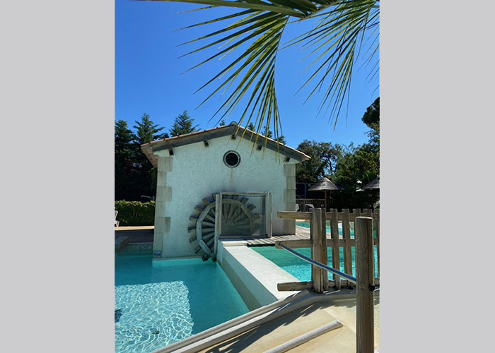 Espace Détente  Piscine avec de nombreux Transats. Détente sous le soleil de la Côte d'Azur